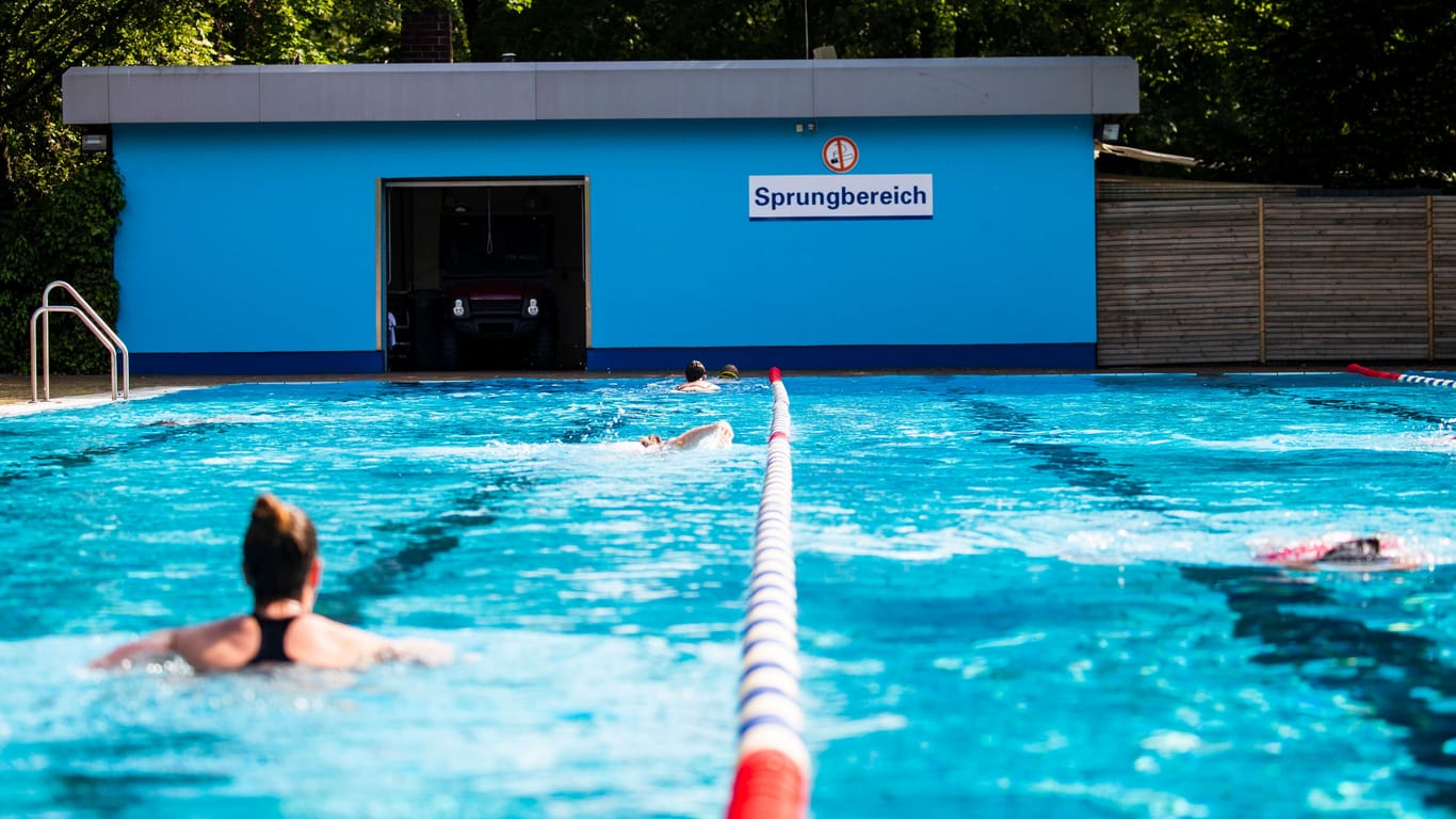 Becken im Freibad Kreuzberg (Archivbild): Noch in dieser Woche eröffnet das erste Sommerbad die Saison 2024.