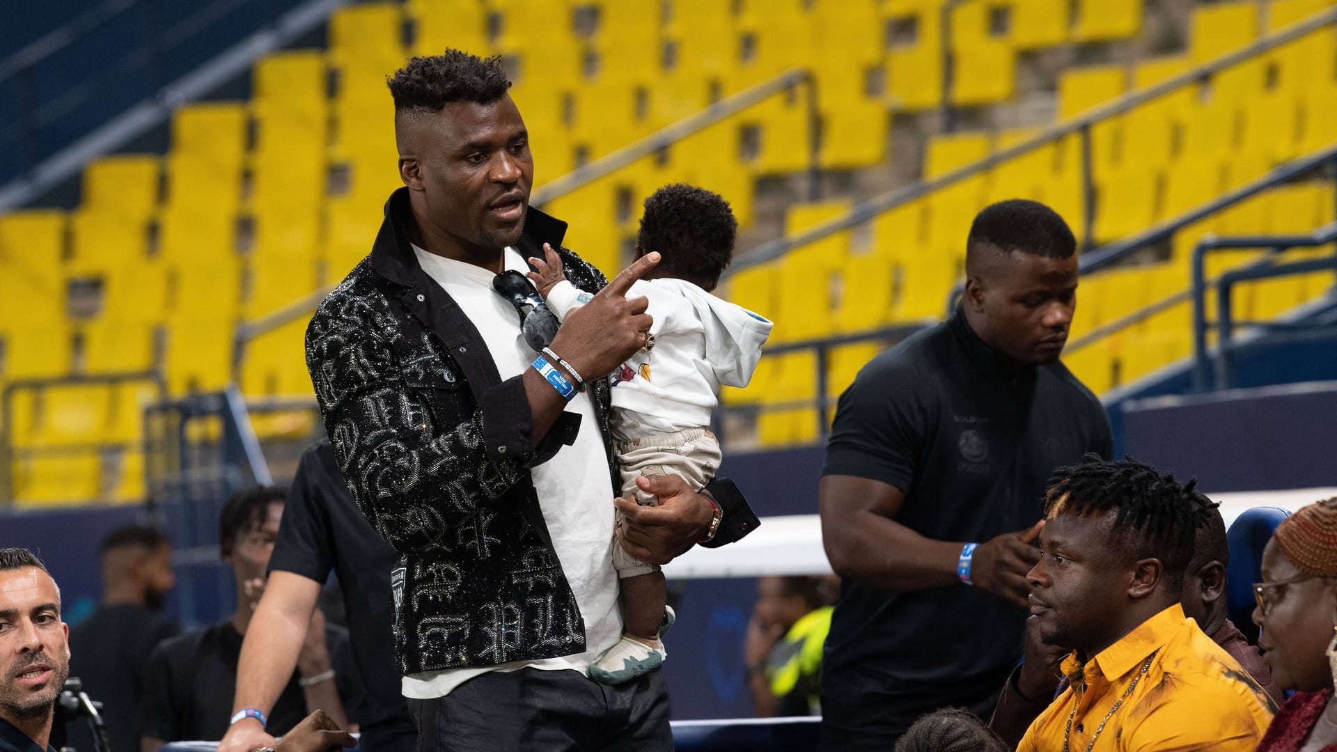 Ngannou mit seinem kleinen Sohn am Rande eines Fußballspiels in Saudi-Arabien 2023.