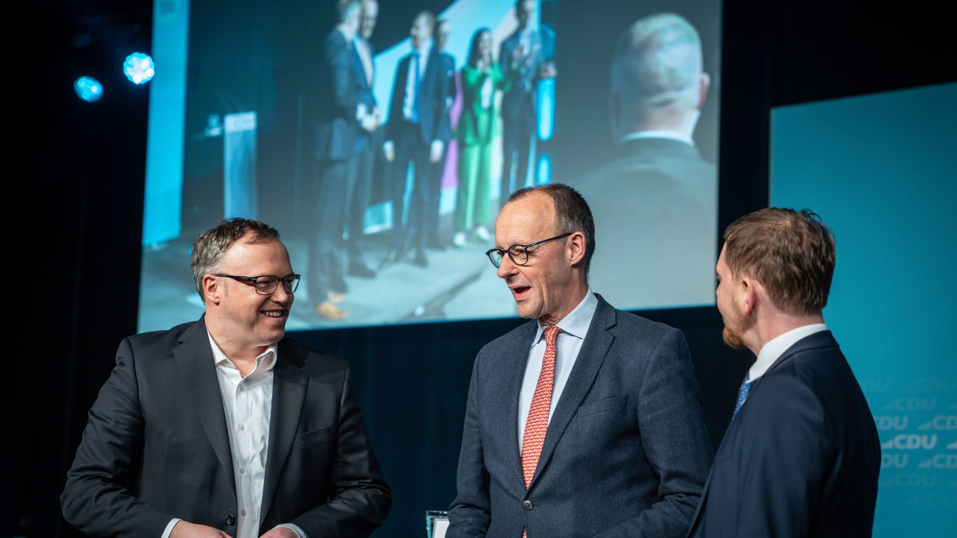 Voigt mit CDU-Chef Friedrich Merz (M.) und Sachsens Ministerpräsident Michael Kretschmer (r.) in Chemnitz.