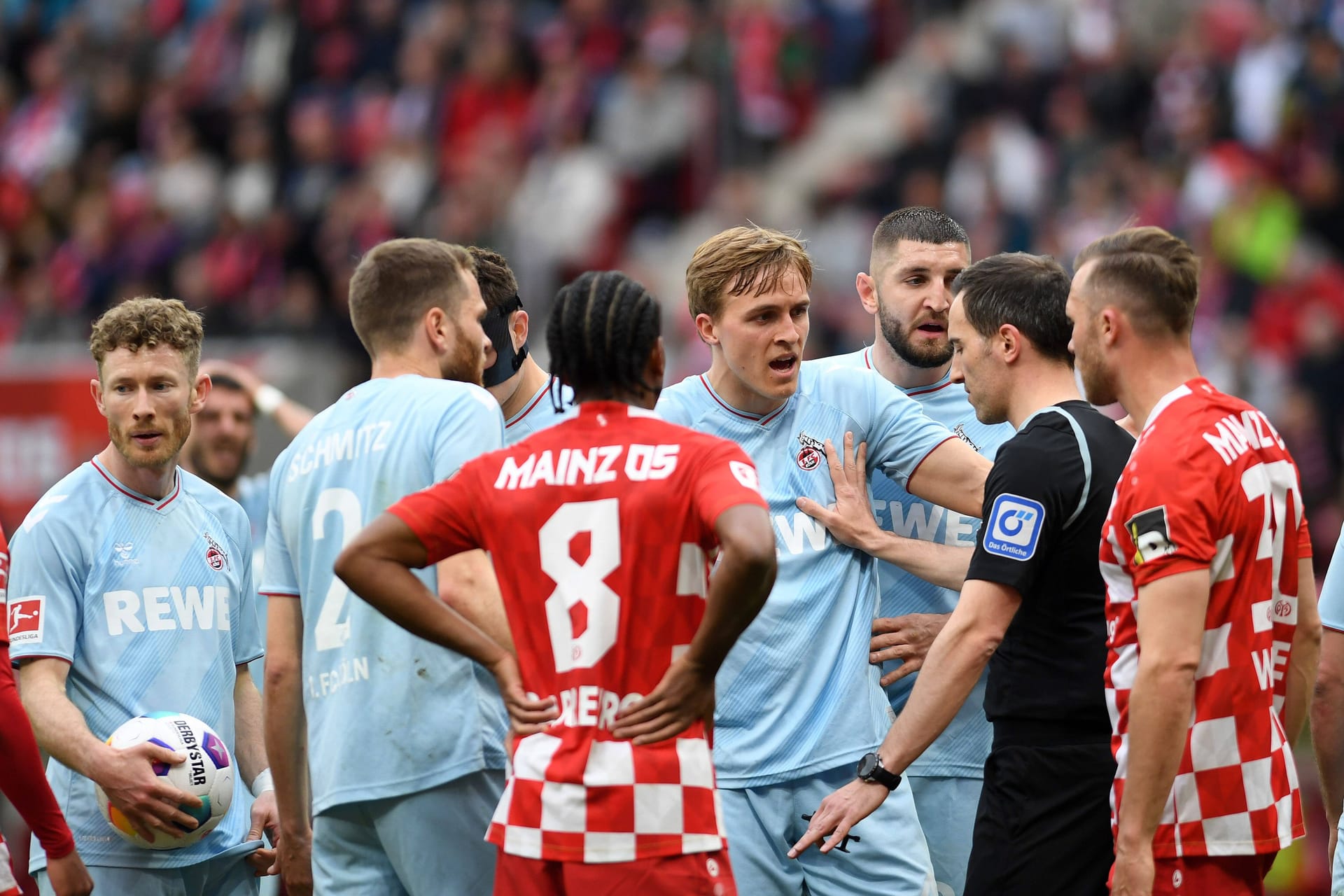 FSV Mainz 05 gegen den 1. FC Köln: Rudelbildung nach einer Entscheidung von Schiedsrichter Benjamin Brand.