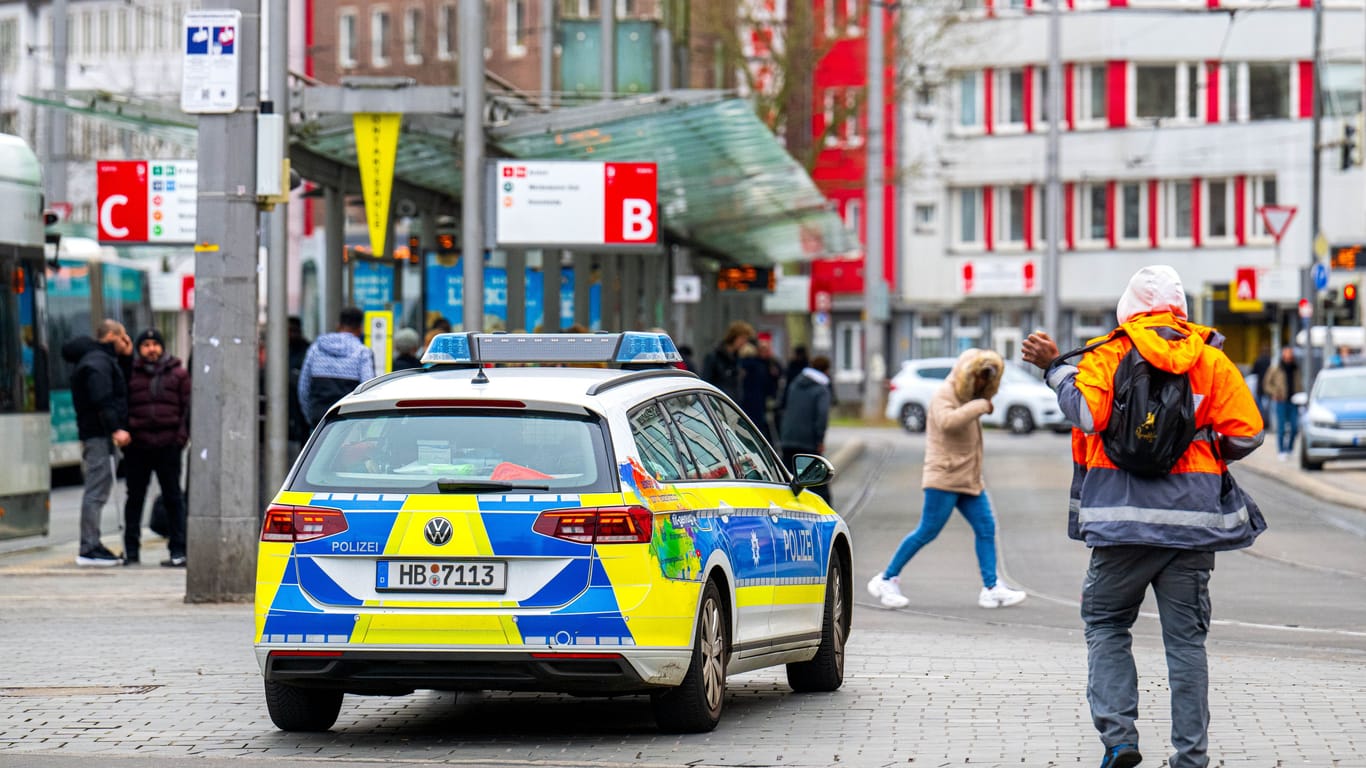 Ein Einsatzfahrzeug der Polizei Bremen (Symbolbild): Einsatzkräfte fanden den Mann in einem Gebüsch.