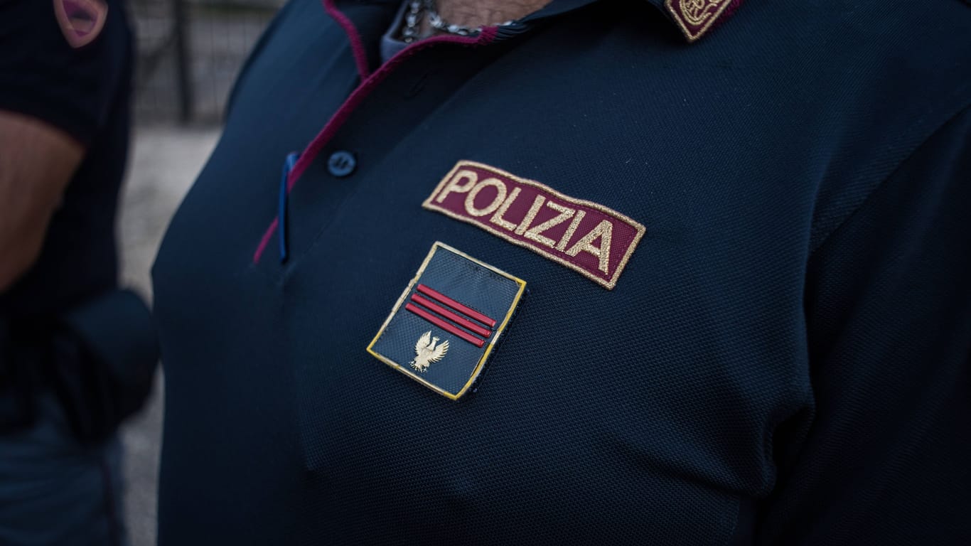 Polizist in Italien (Symbolbild): Die Frau wurde vor ihrem Tod mit einem Mann gesichtet.