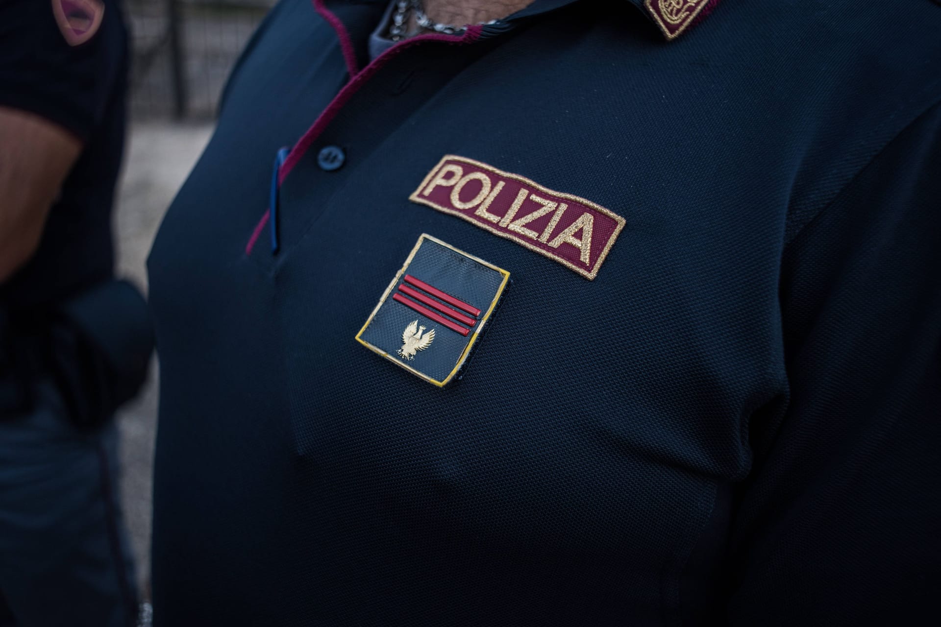 Polizist in Italien (Symbolbild): Die Frau wurde vor ihrem Tod mit einem Mann gesichtet.