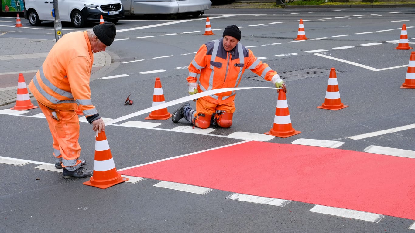 Wie hier an der Kreuzung Oberbilker Allee/Kruppstraße werden ab sofort an 13 Verkehrsknoten Radverkehrsfurten rot eingefärbt. So soll die Sicherheit für Radfahrende verbessert werden.