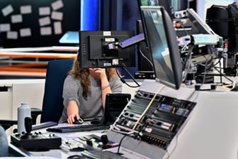 Fernsehstudio (Symbolbild): Einige Bereiche von Channel 21 bringen dem Sender offenbar kein Geld ein.