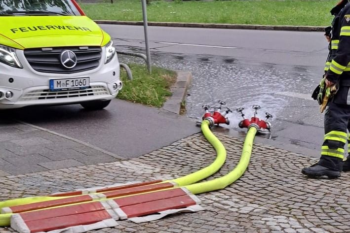 Die Feuerwehr rückte mit einer Pumpe an und musste über zweieinhalb Stunden lang einen Keller auspumpen und das Wasser in die Kanalisation leiten.