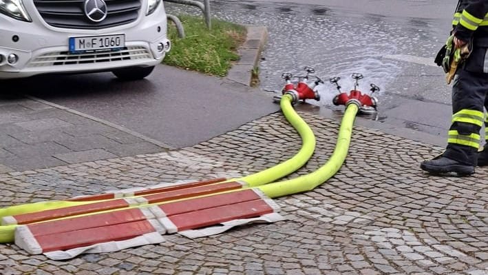 Die Feuerwehr rückte mit einer Pumpe an und musste über zweieinhalb Stunden lang einen Keller auspumpen und das Wasser in die Kanalisation leiten.