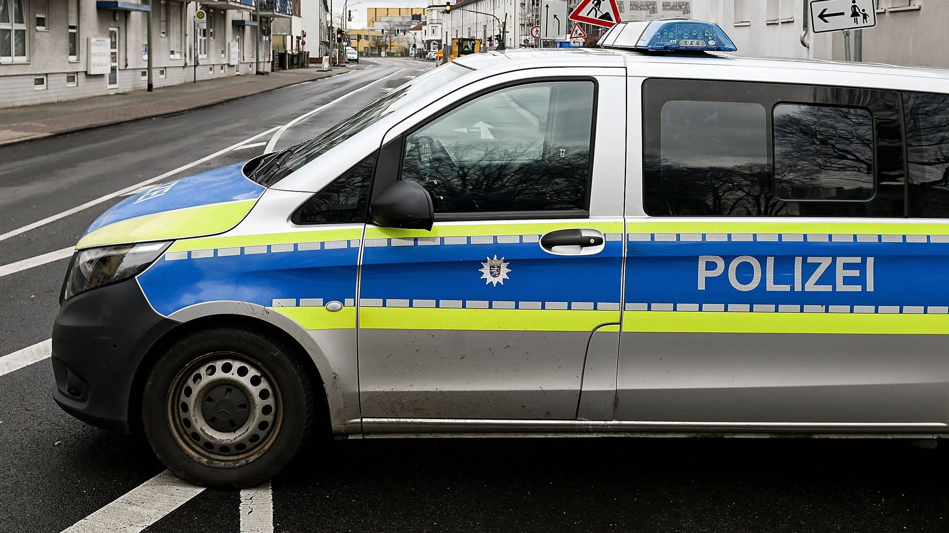 Polizei (Symbolbild): Mehrere Streifen nahmen in der Nähe der Bank einen Verdächtigen fest, auf den die Täterbeschreibung zutraf. Polizei (Symbolbild): Mehrere Streifen nahmen in der Nähe der Bank einen Verdächtigen fest, auf den die Täterbeschreibung zutraf.