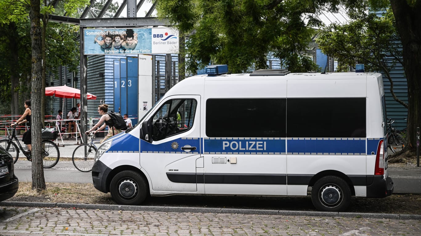 Ein Polizeiauto vor dem Sommerbad Neukölln: Im Sommerbad Neukölln wurden allein im Juli 2023 rund 50.000 Euro für den Wachdienst ausgegeben.