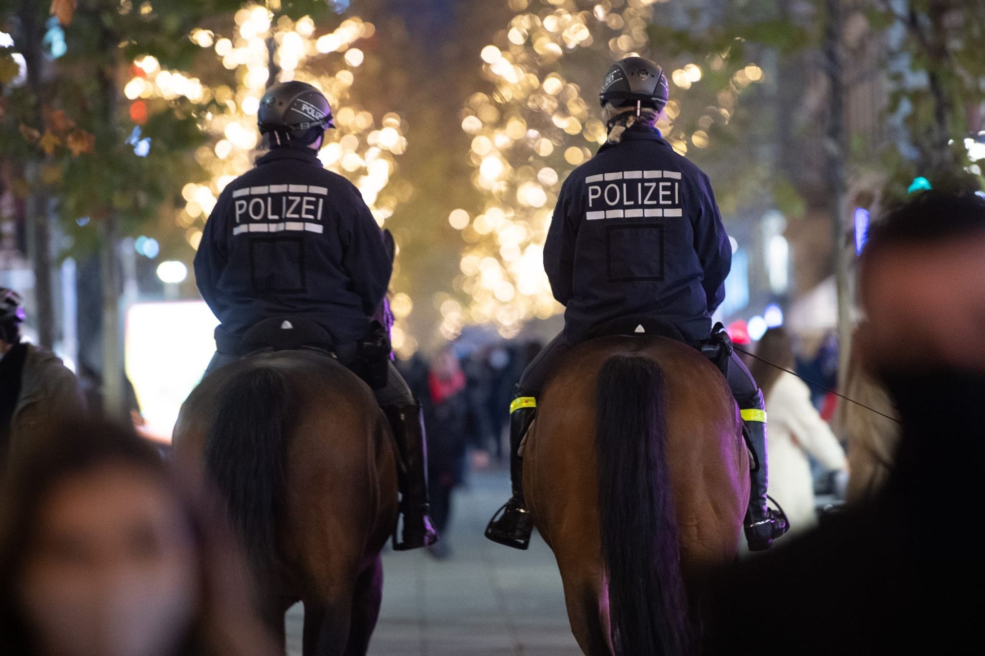 Polizistinnen und Polizeipferde in Stuttgart