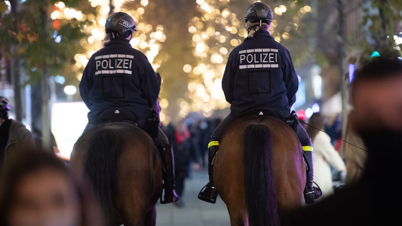 Polizistinnen und Polizeipferde in Stuttgart