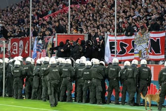 Stadion in Essen (Archivbild): Hooligans versuchen den Platz zu stürmen.