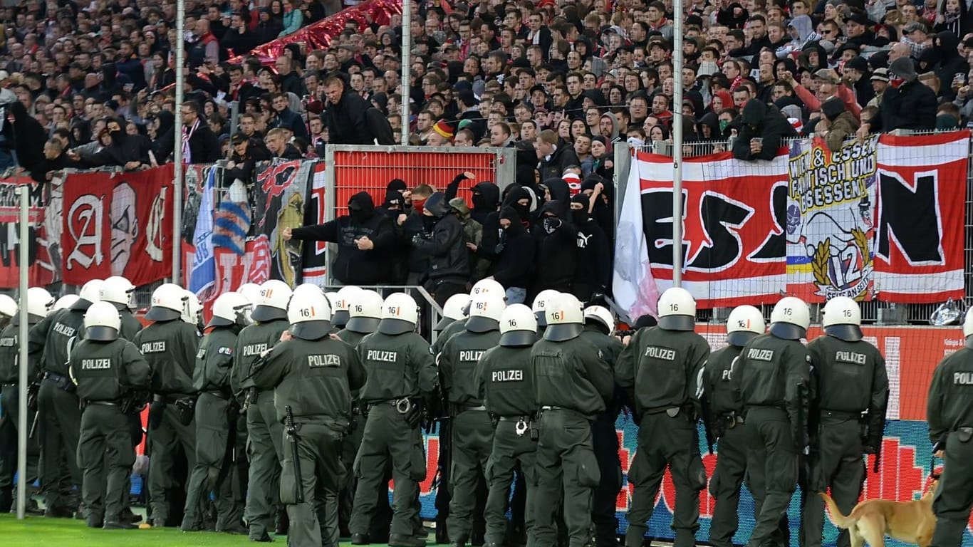 Stadion in Essen (Archivbild): Hooligans versuchen den Platz zu stürmen.