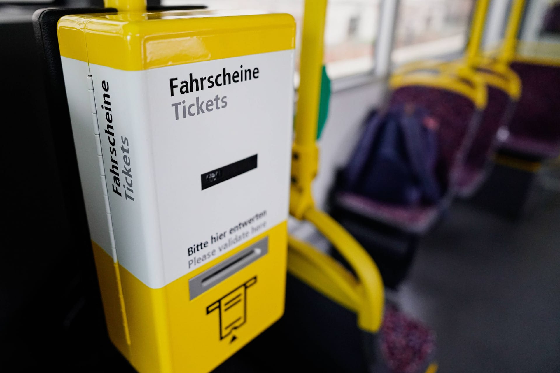 Fahrscheinautomat im Bus des oeffentlichen Nahverkehr Ticketautomat, Entwertung von Fahrscheinen im oeffentlichen Nahverkehr der BVG Berliner Verkehrsbetriebe, Symbolbild fuer Erhoehungen im Fahrpreis, Ticketpreis, Abo, 29 EUR Ticket Berlin Berlin Deutschland