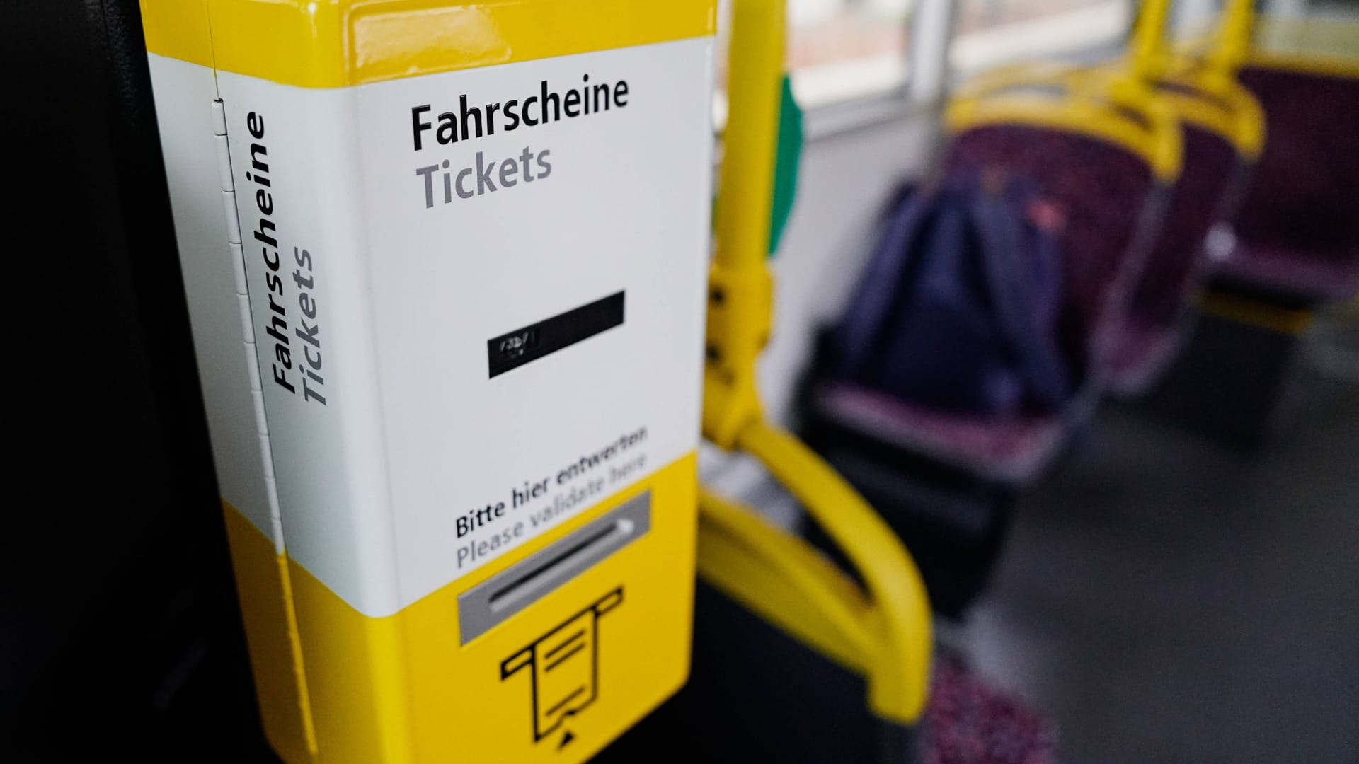 Fahrscheinautomat im Bus des oeffentlichen Nahverkehr Ticketautomat, Entwertung von Fahrscheinen im oeffentlichen Nahverkehr der BVG Berliner Verkehrsbetriebe, Symbolbild fuer Erhoehungen im Fahrpreis, Ticketpreis, Abo, 29 EUR Ticket Berlin Berlin Deutschland