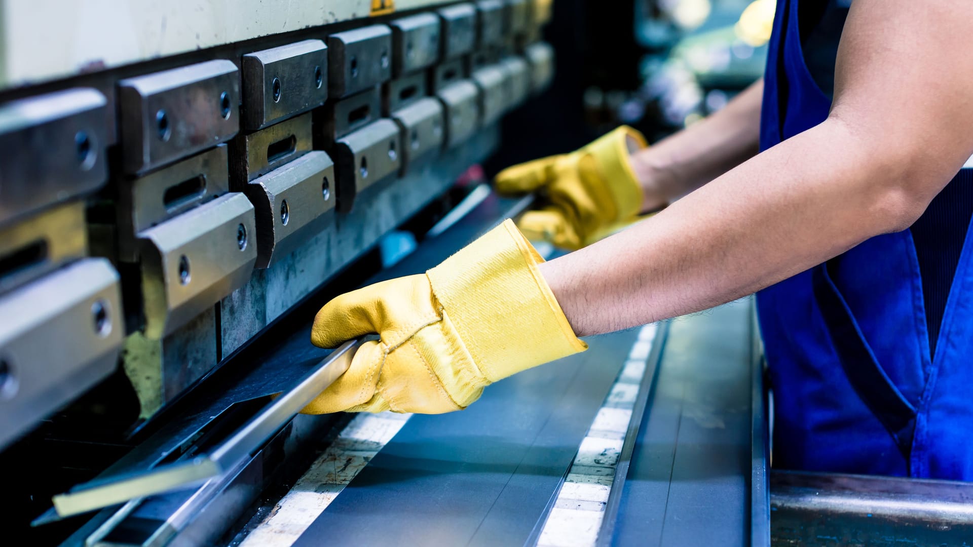 Arbeiter an der Metallpresse (Archivbild): In einer Werkstatt in Hamm endeten Wartungsarbeiten in einem Unglück.