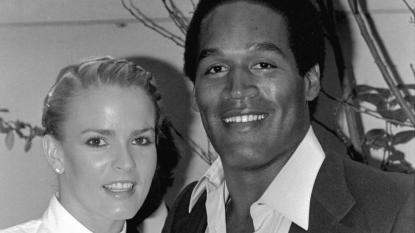 1980: Der ehemalige NFL-Footballstar O.J. Simpson und seine damalige Freundin Nicole Brown.