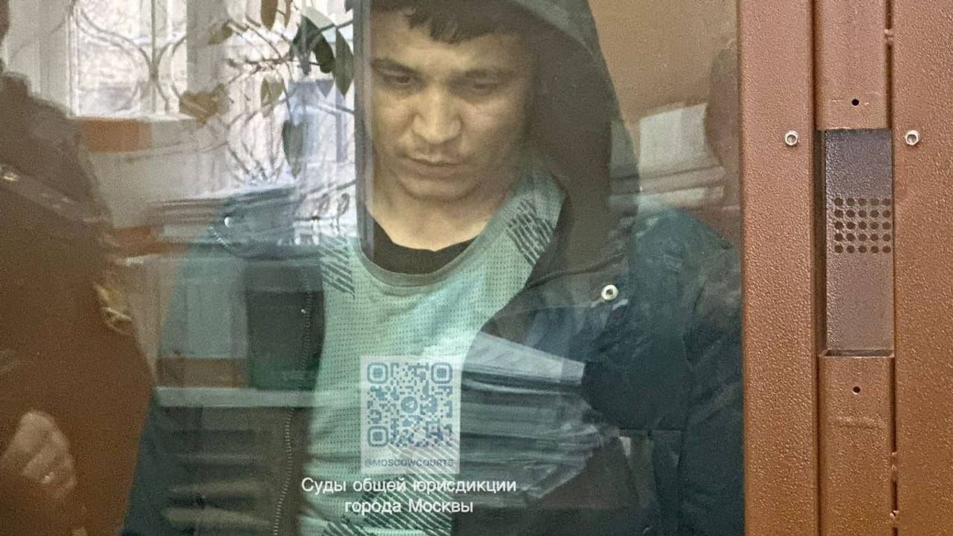 Jakubdschoni Jusufsody, einer der Verdächtigen des Terroranschlags auf die Moskauer Crocus City Hall, wird einem Moskauer Haftrichter vorgeführt.