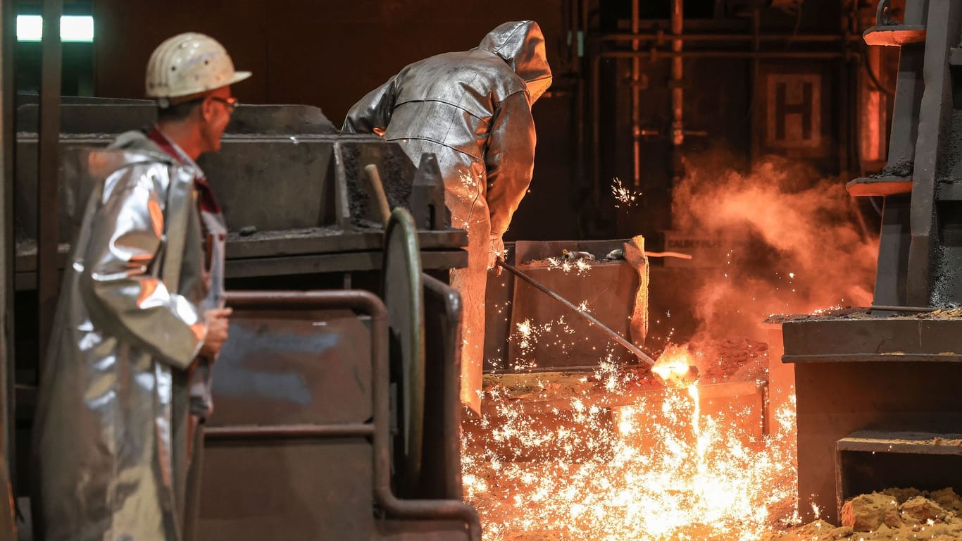 Stahlarbeiter bei Thyssenkrupp in Duisburg: Der Verlust von hunderten Arbeitesplätzen steht im Raum.