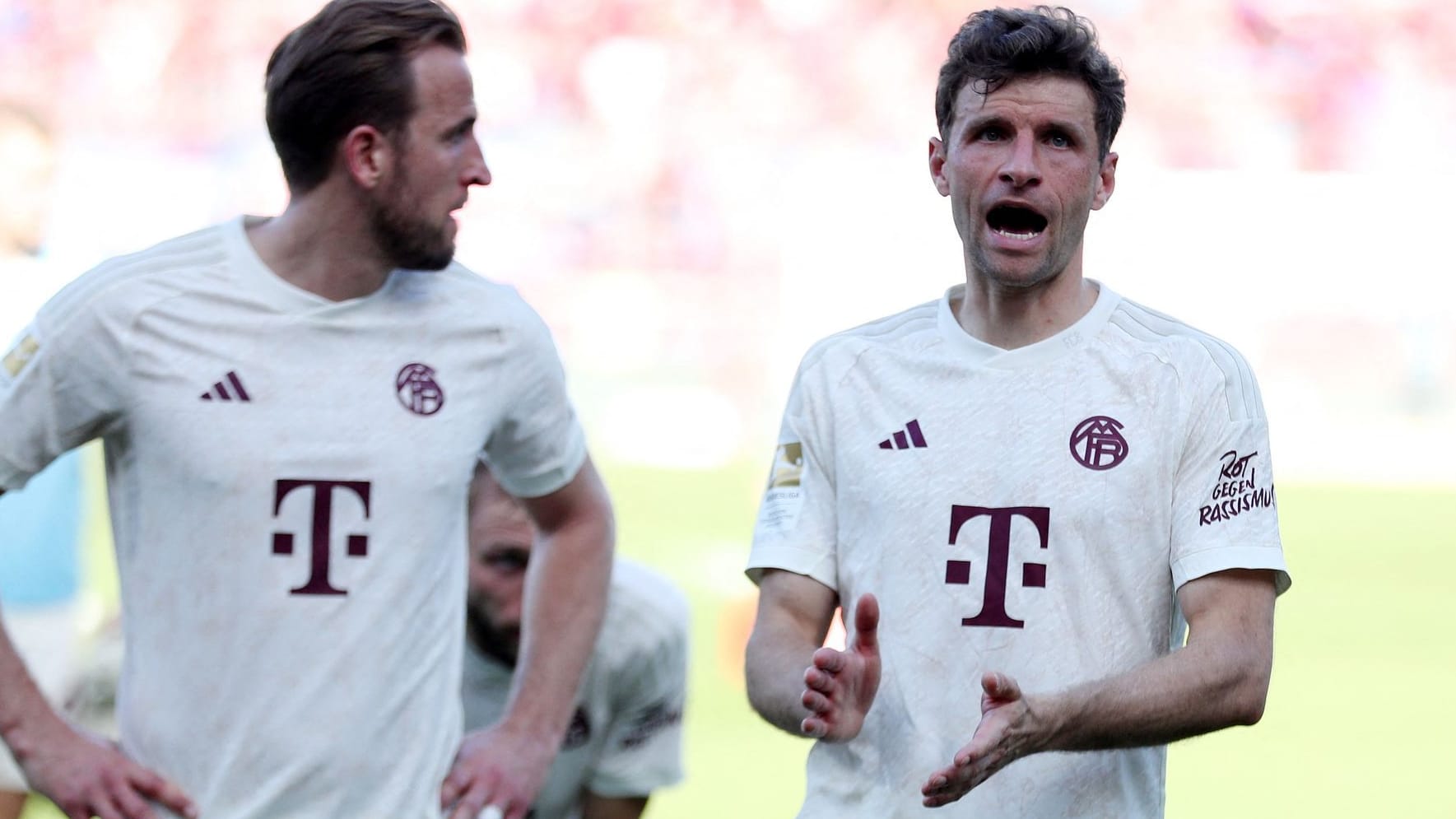 Thomas Müller (r.) neben Harry Kane. In Heidenheim setzte es eine bittere Niederlage.