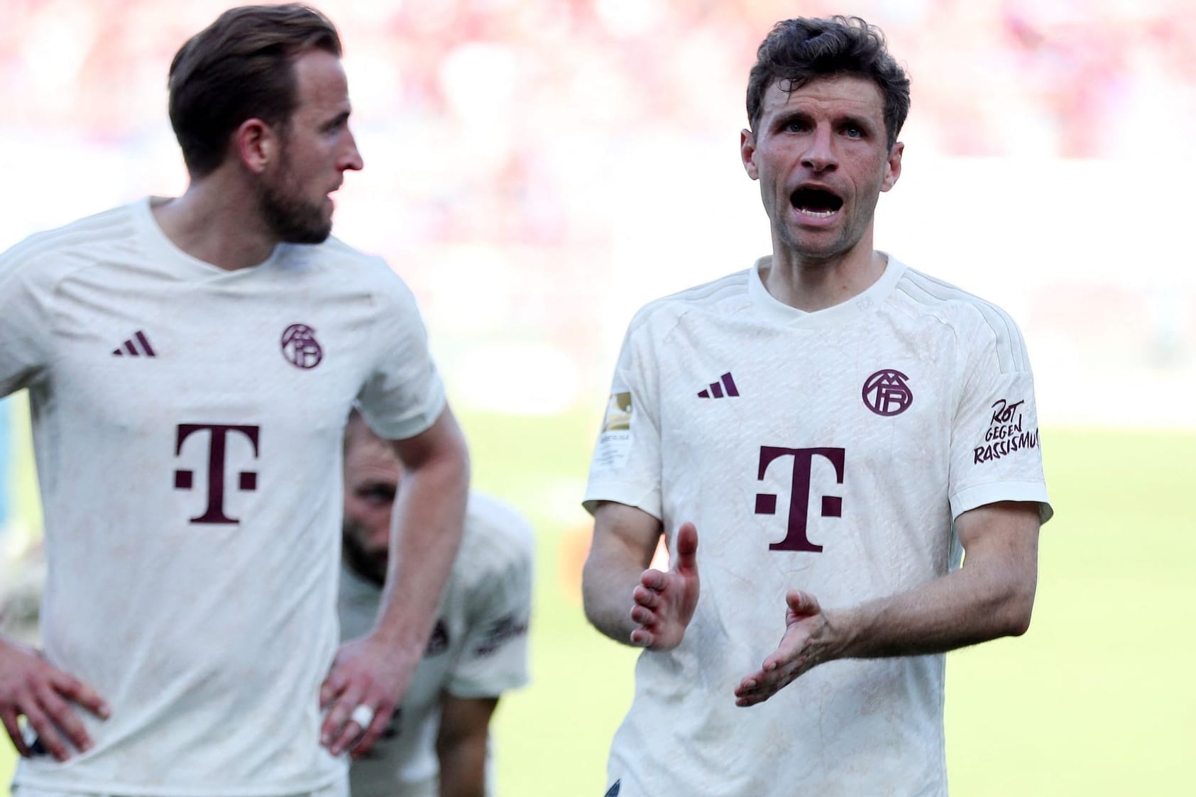 Thomas Müller (r.) neben Harry Kane. In Heidenheim setzte es eine bittere Niederlage.