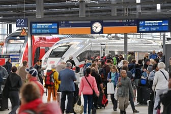 Menschen laufen über den Bahnsteig am Münchner Hauptbahnhof: Den Mann erwartet nun eine Anzeige wegen Bedrohung.