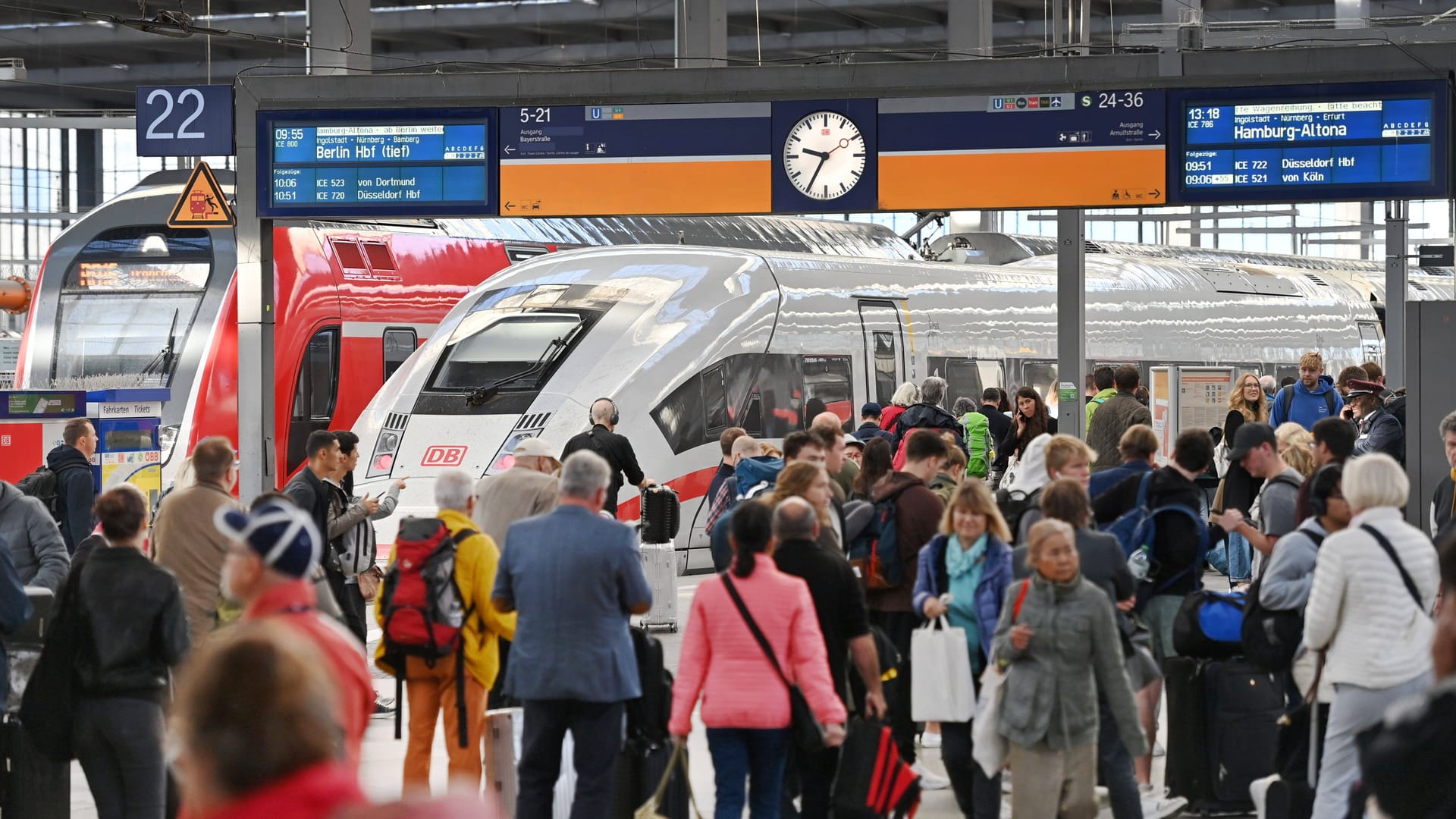 Menschen laufen über den Bahnsteig am Münchner Hauptbahnhof: Den Mann erwartet nun eine Anzeige wegen Bedrohung.