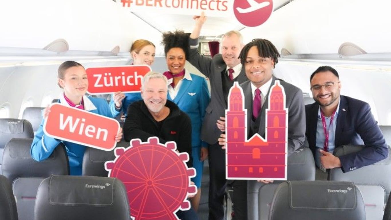 Eurowings-Mitarbeiter im Flugzeug: Die Airline verbindet den BER ab sofort mit den beiden Kultur- und Wirtschaftsmetropolen Wien und Zürich.