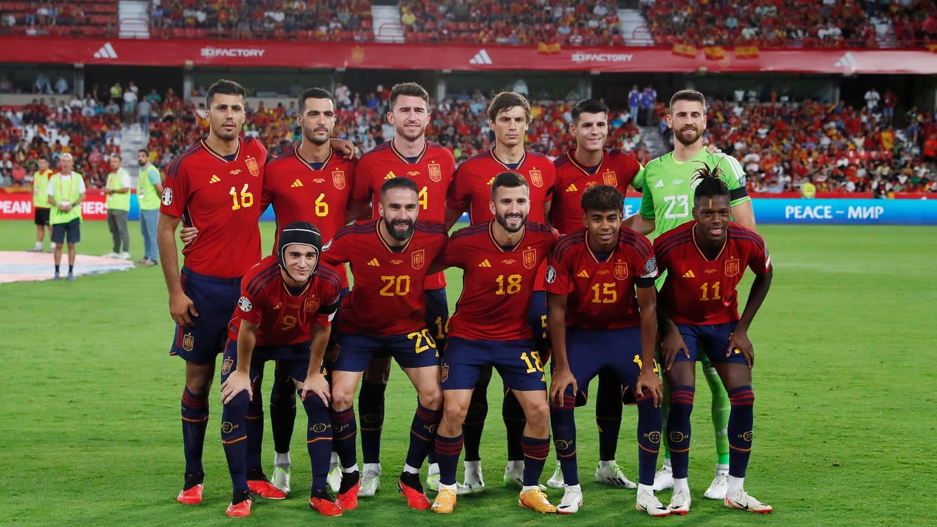 Die spanische Nationalmannschaft beim Teamfoto: Die "Furia Roja" gehört zu den absoluten Top-Favoriten bei der EM. (Quelle: IMAGO/FOTO CHEMA REY/imago)