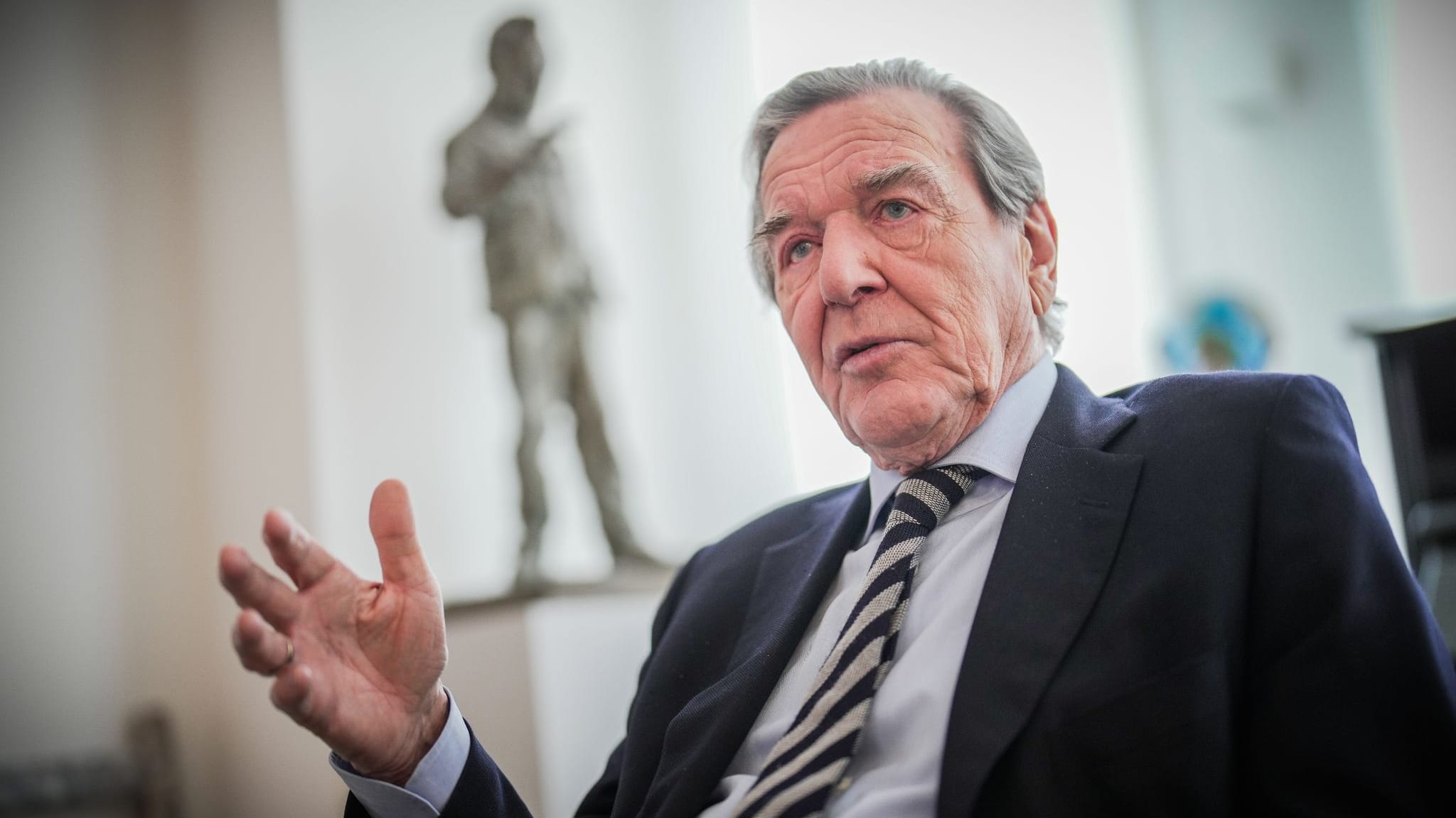 Altkanzler Schröder feiert mit Kubicki, Gysi und Ramsauer