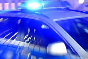 Ein Streifenwagen der Polizei steht mit eingeschaltetem Blaulicht auf der Straße (Symbolbild): Die Sendung "Aktenzeichen XY... ungelöst" hat den Kölner Ermittlern neue Hinweise gebracht.