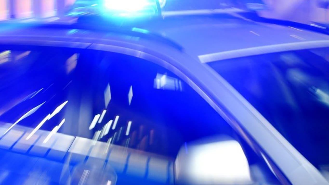 Ein Streifenwagen der Polizei steht mit eingeschaltetem Blaulicht auf der Straße (Symbolbild): Die Sendung "Aktenzeichen XY... ungelöst" hat den Kölner Ermittlern neue Hinweise gebracht.