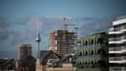 Häuser und Baustellen in Berlin (Symbolbild): Zwei Berliner Unternehmen haben 4.500 Wohnungen in den landeseigenen Besitz gekauft.