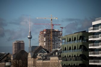 Häuser und Baustellen in Berlin (Symbolbild): Zwei Berliner Unternehmen haben 4.500 Wohnungen in den landeseigenen Besitz gekauft.