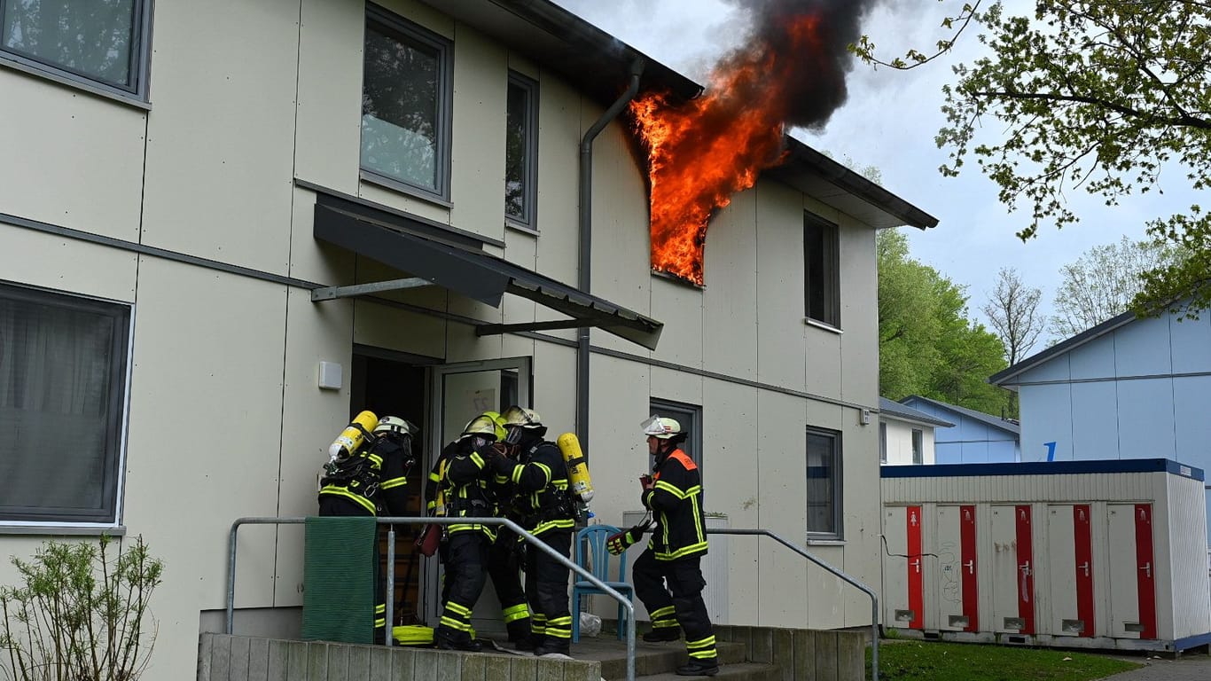 Flammen schlagen aus einer Flüchtlingsunterkunft: Eine Person ist bei dem Feuer in Rahlstedt gestorben.