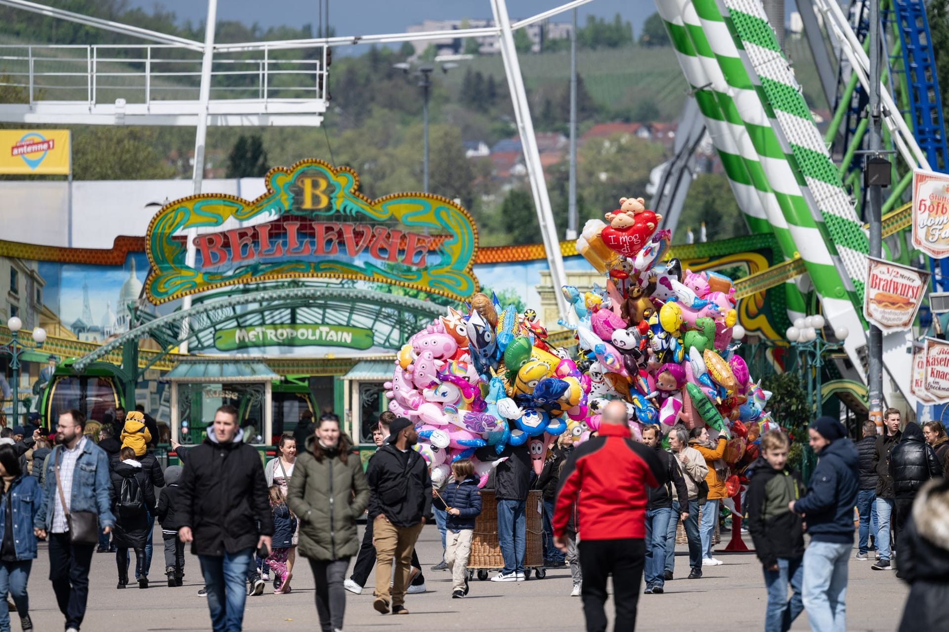 Besucher gehen über das Festgelände des Stuttgarter Frühlingsfestes: Dutzende haben sich angesteckt.