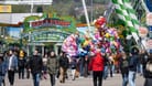 Besucher gehen über das Festgelände des Stuttgarter Frühlingsfestes: Dutzende haben sich angesteckt.