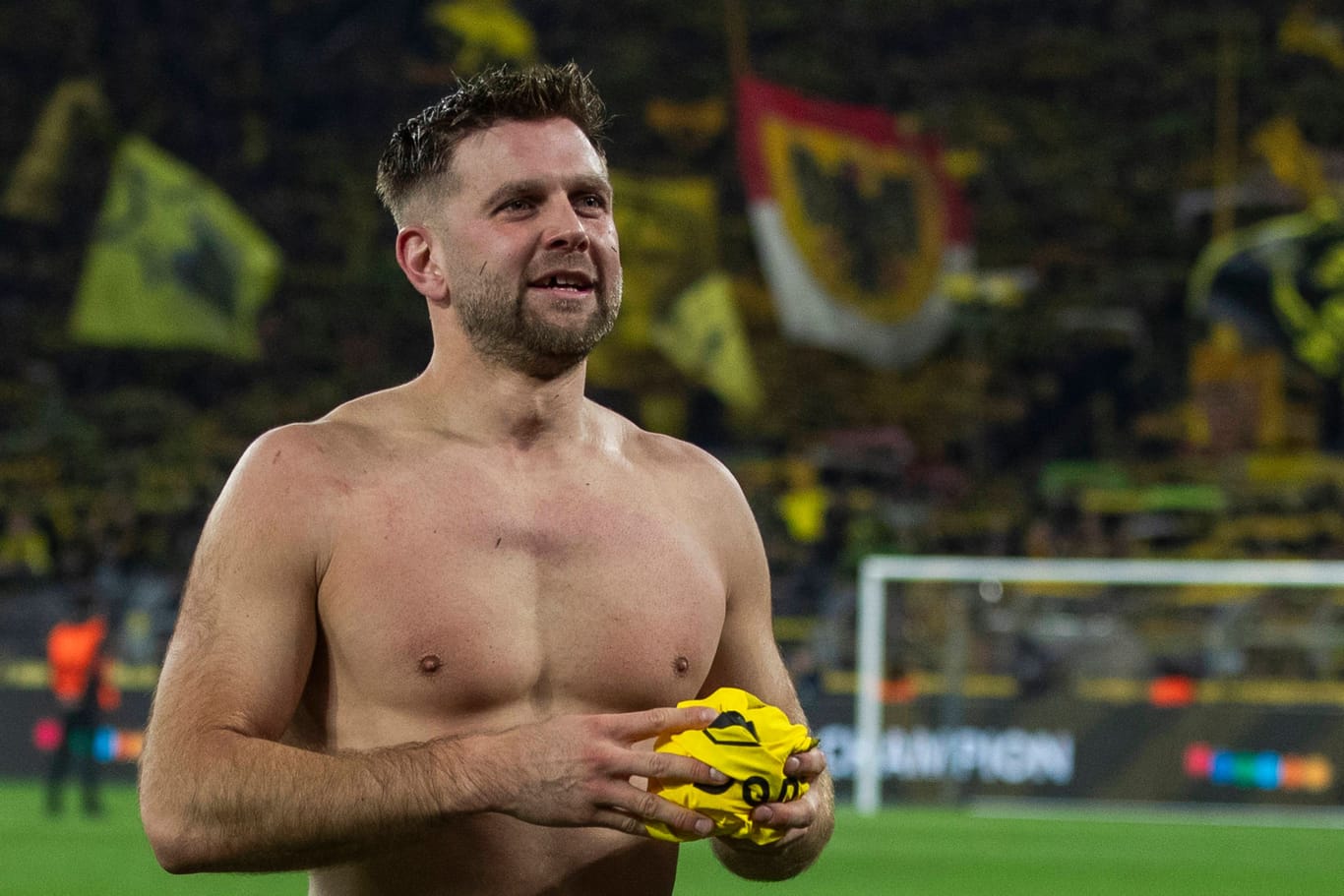 Füllkrug verschenkte sein Trikot nach dem Champions-League-Abend in Dortmund.