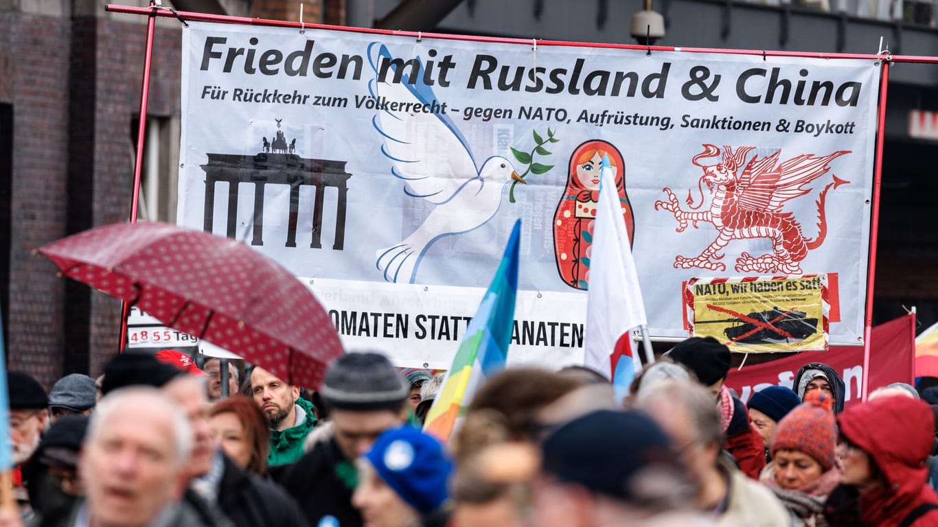 Hamburg: Tausende Menschen haben sich in Deutschland an Aktionen der Ostermarsch-Bewegung beteiligt, bei denen traditionell für Frieden und Abrüstung demonstriert wird.