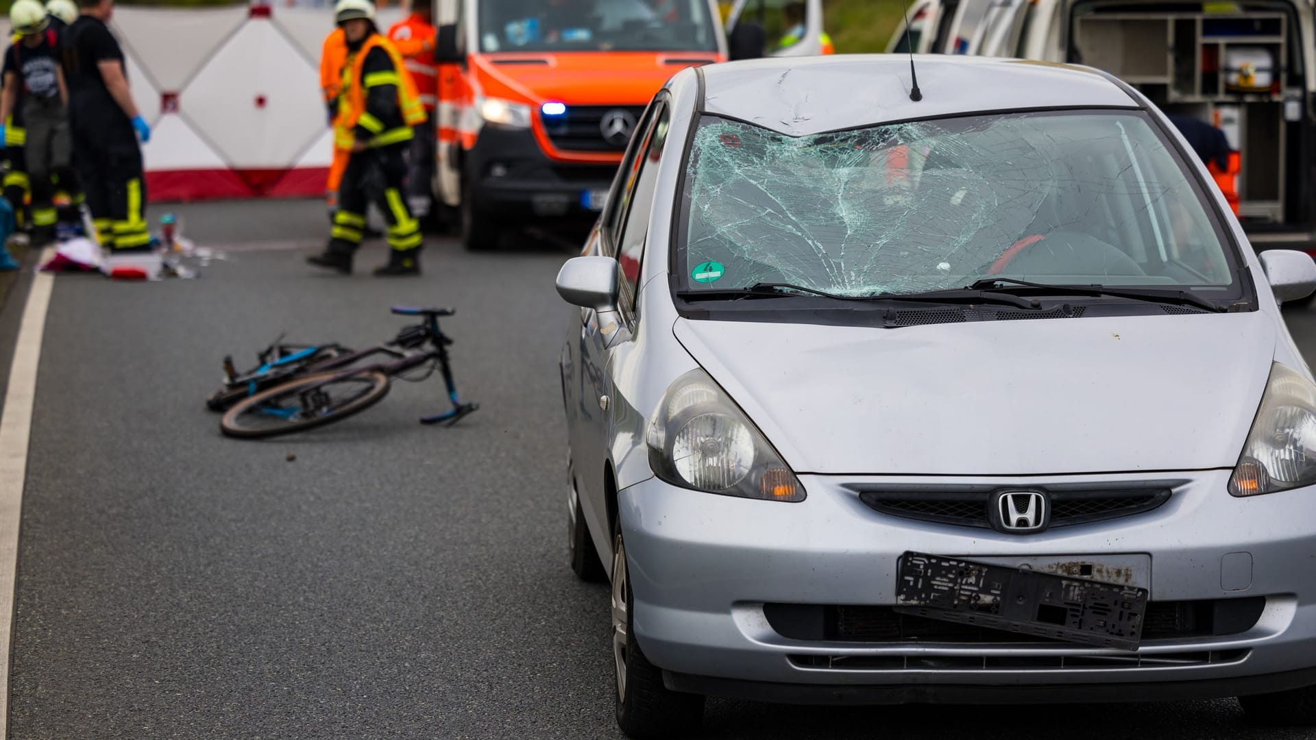 Die Radfahrerin ist durch den Zusammenstoß mit dem Auto gestorben.