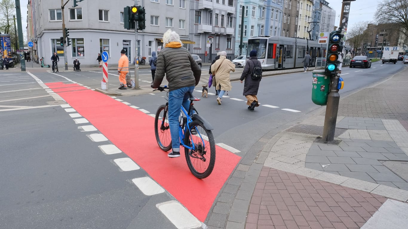 Mehr Sicherheit durch Sichtbarkeit für Radfahrende sollen die neuen roten Radwege an demnächst 13 Kreuzungen bieten.