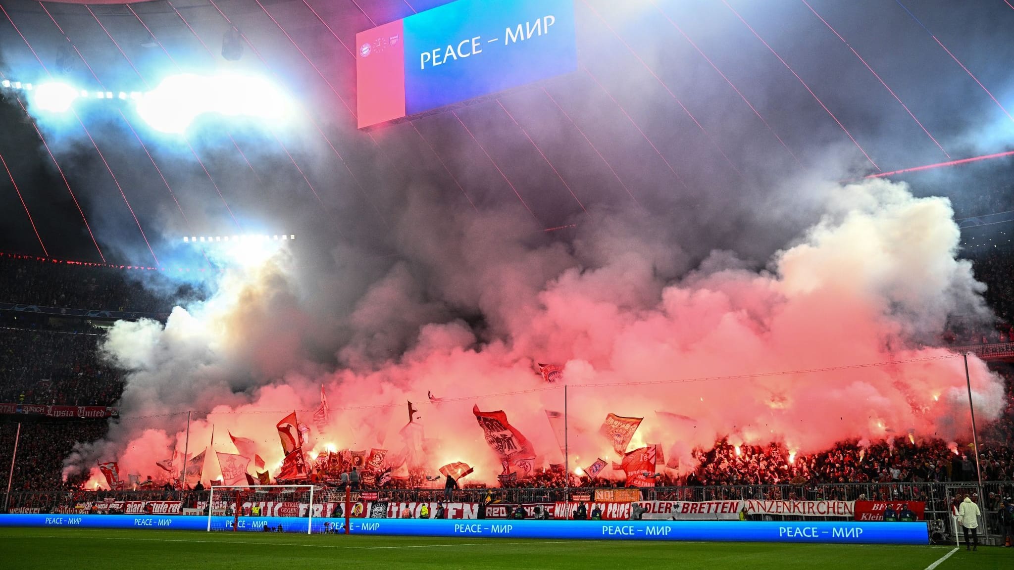 Eine Woche nach UEFA-Sperre: Bayern-Fans zünden Pyrotechnik