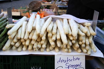 Weißer Spargel auf einem Wochenmarkt (Symbolbild): Zum Start der Saison bleiben die Preise für Stangengemüse in Hamburg auf einem hohen Niveau.