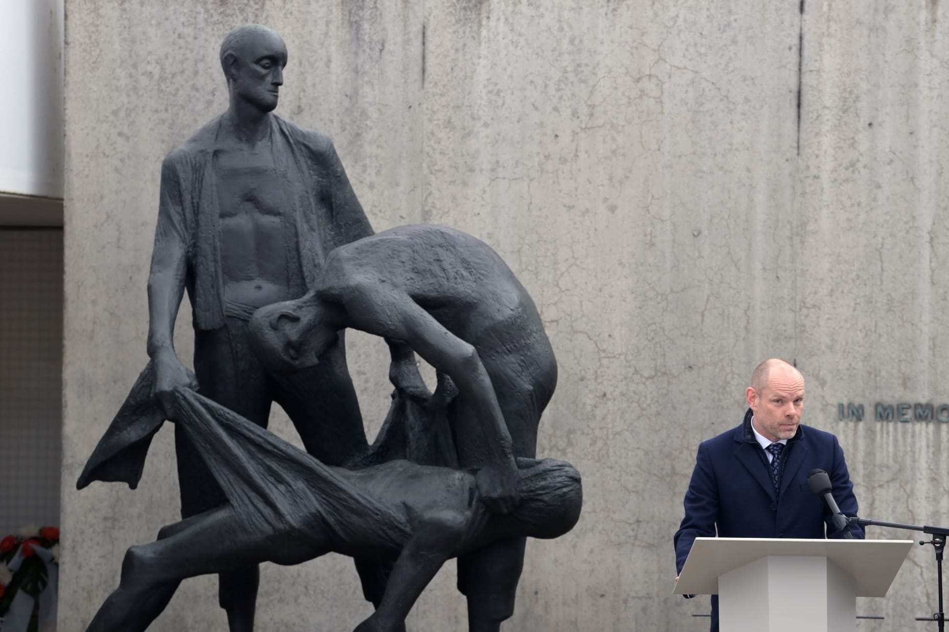 Axel Drecoll, Direktor der Stiftung Brandenburgische Gedenkstätten, spricht zum Tag der Befreiung im Gedenkort "Station Z" in der Gedenkstätte Sachsenhausen (Archivbild): Er sieht mehr antisemitische Anwürfe seit dem 7. Oktober 2023.