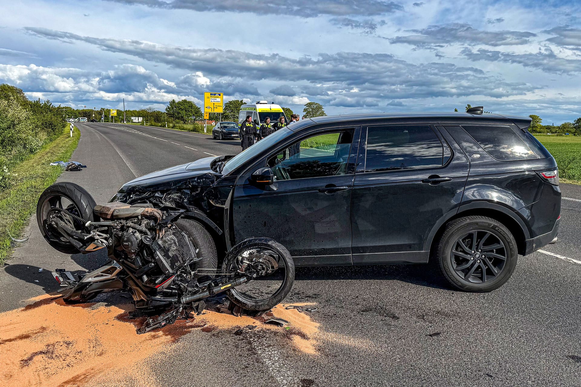 Unfallstelle an der B8: Der junge Biker erlag im Krankenhaus seinen Verletzungen.