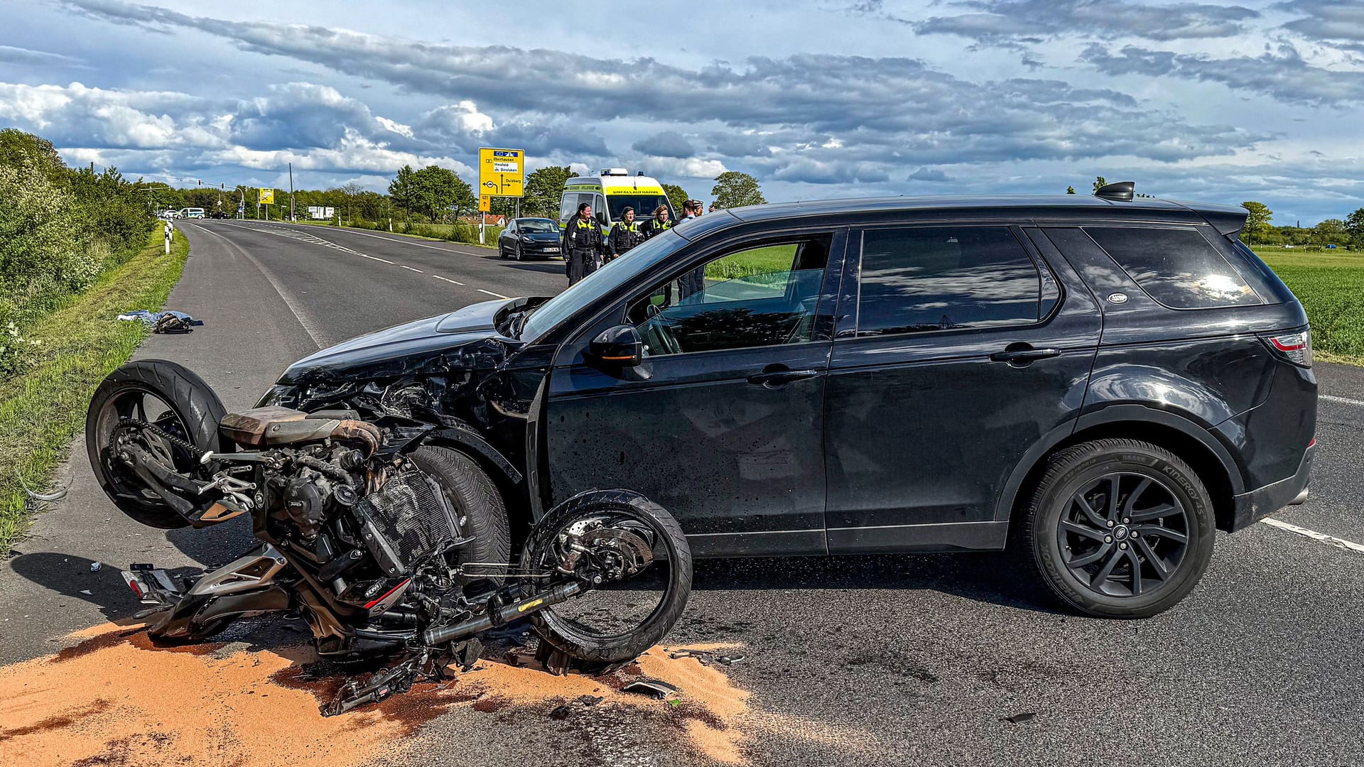 Unfallstelle an der B8: Der junge Biker erlag im Krankenhaus seinen Verletzungen.