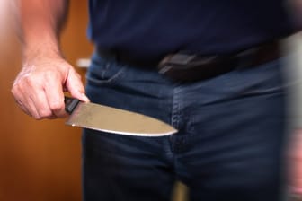 Ein Mann hält ein Messer in der Hand (Archivbild): In Oberschöneweide wurde ein Mann getötet.