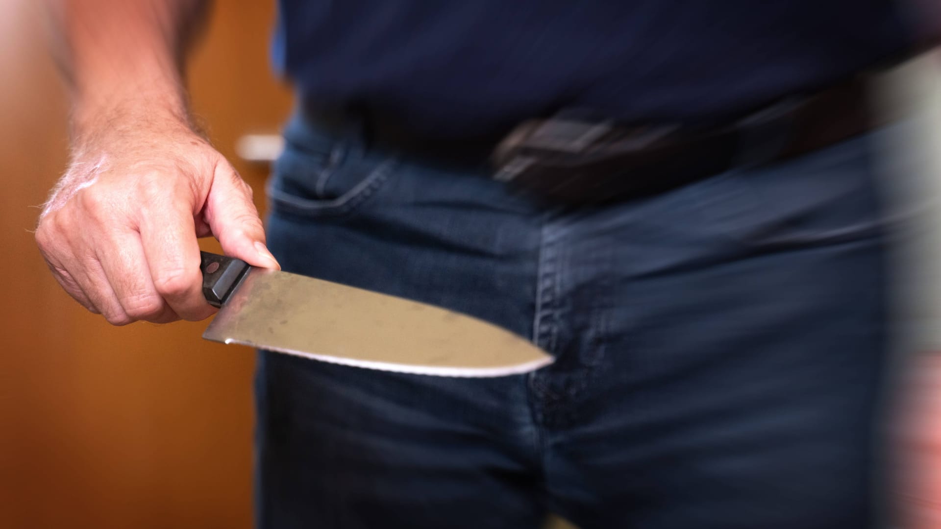 Ein Mann hält ein Messer in der Hand (Archivbild): In Oberschöneweide wurde ein Mann getötet. Ein Mann hält ein Messer in der Hand (Archivbild): In Oberschöneweide wurde ein Mann getötet.