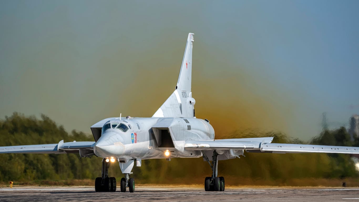 Offenbar gelang der Ukraine erstmals der Abschuss eines russischen Überschallbombers vom Typ Tu-22M3 (Archivbild).