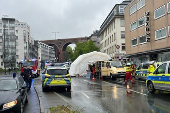 Ein Großaufgebot der Polizei ist in Wuppertal im Einsatz.